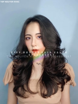 Xoăn lơi ngang vai kiểu xoăn gợn sóng nước, học nghề tóc Tiệp Nguyễn.