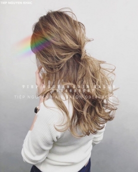 Xoăn lơi ngang lưng mái chéo cho nàng tóc thưa, học nghề tóc Tiệp Nguyễn.