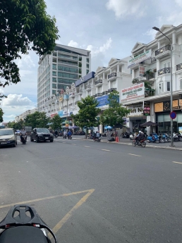 Nhà đẹp Ngã 5 chuồng chó, ngang 5x14m 3 tầng 4PN BTCT, xe hơi ngủ trong nhà - 5,3T