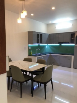 Nhà đẹp Ngã 5 chuồng chó, ngang 5x14m 3 tầng 4PN BTCT, xe hơi ngủ trong nhà - 5,3T