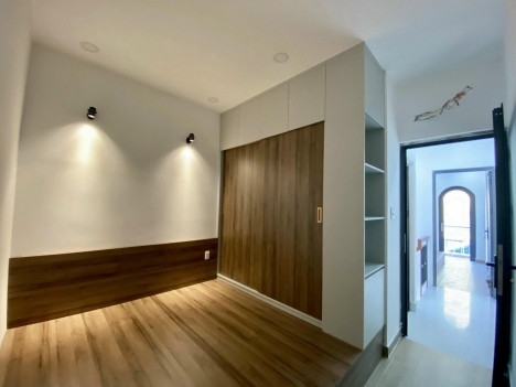 Nhà đẹp Ngã 5 chuồng chó, ngang 5x14m 3 tầng 4PN BTCT, xe hơi ngủ trong nhà - 5,3T