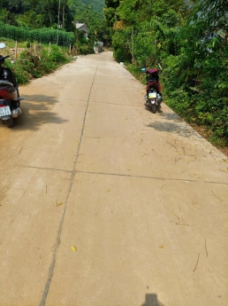 ĐẤT ĐẸP, MẶT BÁM ĐƯỜNG BÊ TÔNG TO, SAU LÀ NÚI, TRONG CÓ SUỐI, CÓ AO.