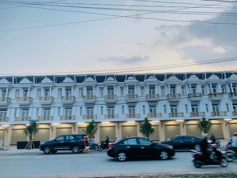 NHÀ PHỐ TRUNG TÂM THANH PHỐ - MẶT TIỀN KINH DOANH SÂN RỘNG 75M2
