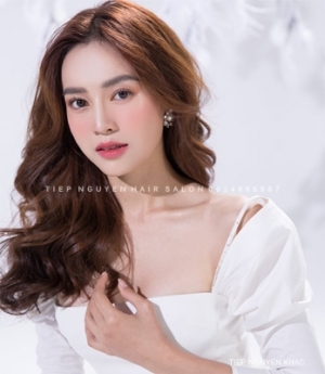 Tóc uốn xoăn lơi ngang vai tự nhiên cho nữ, học nghề tóc. Tiệp Nguyễn.