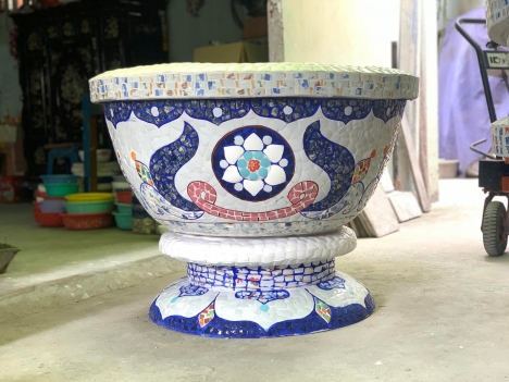 Nghệ nhân dán miễng sành sứ - ốp sành - chuyên chậu hoa - bể cá cảnh bjg
