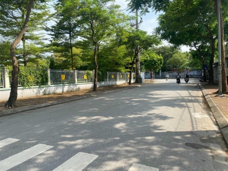 Bán đất Cổ Linh 59m2, mặt tiền 4.5m, giá 4 tỷ, ngõ nông, ô tô đỗ cổng
