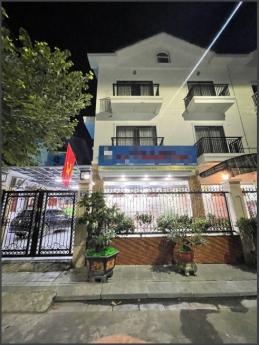Nhà mình có căn nhà 4 tầng cần cho thuê làm văn phòng ở khu Biệt thự liền kề thuộc dự án Erowindow