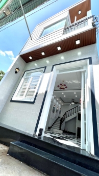 Bán nhà 1 trệt 1 lầu đường Nguyễn Văn Cừ - Kế bên Cao đẳng Kinh tế Kỹ thuật Cần Thơ