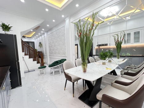 Bán nhà 5 tầng 2 mặt thoáng, 50m2, kinh doanh sầm uất phố Trần Thái Tông, Cầu Giấy
