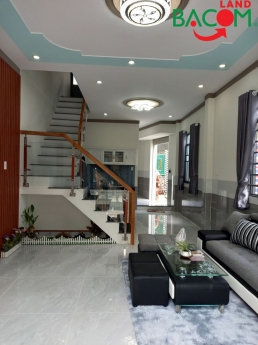 Bán  nhà lầu xe hơi 5

 Bán nhà lầu oto 5*17m  lô góc 2 mặt tiền SHR tho cu  kế cư xá Phúc Hải P,