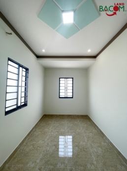 Bán  nhà lầu xe hơi 5

 Bán nhà lầu oto 5*17m  lô góc 2 mặt tiền SHR tho cu  kế cư xá Phúc Hải P,