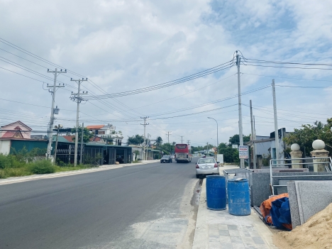 Chủ kí gởi lô đất có diện tích 10x72 tổng 760m2 nở hậu 
 Mt Nguyễn Chí Thanh, Tân Bình, LaGi 
- Có