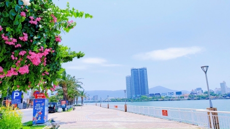 Tôi cần bán căn nhà 4 tầng góc 3 mặt tiền đường Bạch Đằng view trực diện sông hàn Đà nẵng.