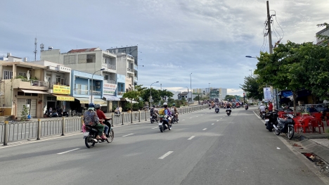 NHÀ MẶT TIỀN KPL ĐƯỜNG THÔNG MORNING NGỦ TRONG NHÀ