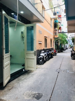 Bán nhà ngay Bùi Viện Quận 1, 5 tầng BTCT 4PN, làm homestay dòng tiền 250tr/năm, giá 6 Tỷ 5