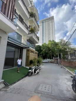 RẺ NHẤT QUẬN 7- BÁN ĐẤT TẶNG NHÀ CẤP 4 ĐANG KINH DOANH TẠP HÓA-  XE HƠI 7 CHỖ NGỦ TRONG NHÀ . 128m2