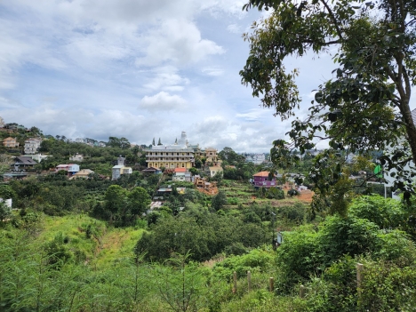 Bán gấp đất rộng view thoáng thích hợp xây Homestay đường Khe Sanh 648m2 giá 17.5 tỷ