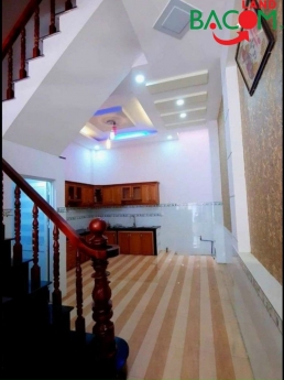 Chỉ 2,72 tỷ thương lượng.Bán nhà lầu đẹp, 60m2, đường nhựa xe hơi thoải mái, gần ngay cầu Hoá An,