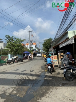 Bán căn nhà C4 hẻm thông ôtô P. Hiệp Hoà dt 89m2 shr giá chỉ 2ty5 .