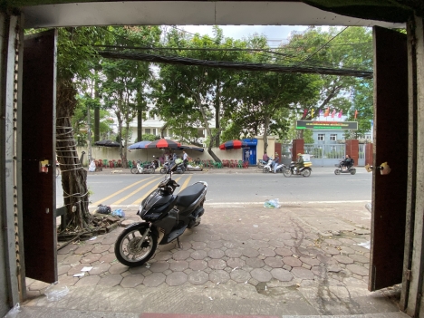 CẦN BÁN NHANH LÔ ĐẤT TẶNG NHÀ ĐỐI ĐIỆN CAO ĐẲNG TRUYỀN HÌNH