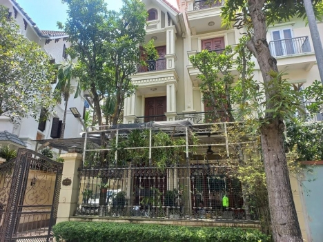 Bán Đất Ngọc Thụy 268 m2 Mt 12m Lô góc ô tô Phân lô Giữ tiền Xây Biệt thự