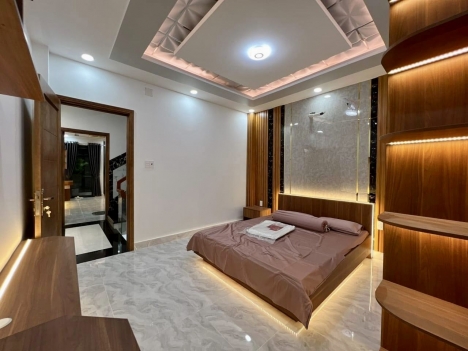 NHÀ MỚI TOANH THIẾT KẾ CỰC ĐẸP NỘI THẤT EURO SẶC MÙI TIỀN