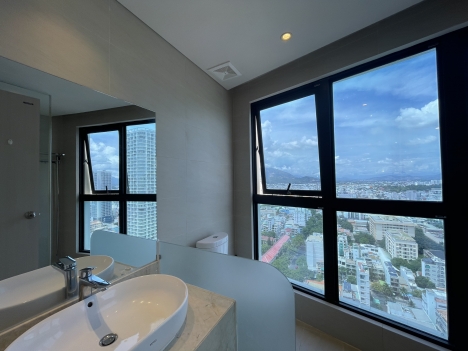 Cho thuê căn hộ 2 phòng ngủ nội thất cơ bản tại Gold Coast, nội thất không đẹp nên giá rẻ.
