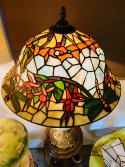 Giao lưu e đèn bàn tiffany chân sứ đồng