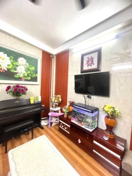 Nhỉnh 4 tỉ. Ô tô đỗ cửa. Ngõ nông. 3 bước ra đường Phạm Văn Đồng. Gần Phố