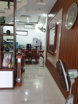 Cần nhượng lại căn nhà dt50m2 x 04 tầng, ngay sau nhà mặt đường Bùi Thị Từ Nhiên, hướng chính Đông,