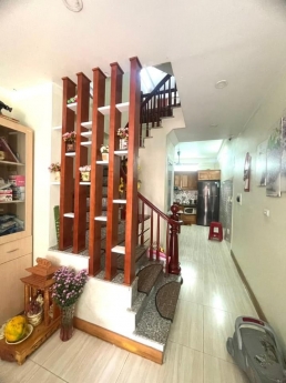 Nhỉnh 4 tỉ. Ô tô đỗ cửa. Ngõ nông. 3 bước ra đường Phạm Văn Đồng. Gần Phố