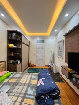 Bán nhà ngõ 5 Hoàng Quốc Việt, diện tích 38m2 xây 5 tầng, mặt tiền 3.8m giá 4.1 tỷ.