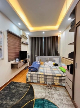 Bán nhà ngõ 5 Hoàng Quốc Việt, diện tích 38m2 xây 5 tầng, mặt tiền 3.8m giá 4.1 tỷ.