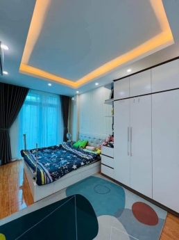 Bán nhà ngõ 5 Hoàng Quốc Việt, diện tích 38m2 xây 5 tầng, mặt tiền 3.8m giá 4.1 tỷ.