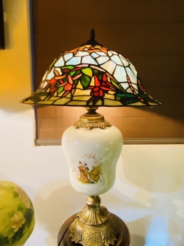 Giao lưu e đèn bàn tiffany chân sứ đồng