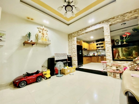 NHÀ RẤT ĐẸP NGANG HIẾM NỞ HẬU HXH GẦN LẠC LONG QUÂN