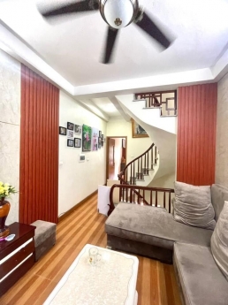 Nhỉnh 4 tỉ. Ô tô đỗ cửa. Ngõ nông. 3 bước ra đường Phạm Văn Đồng. Gần Phố