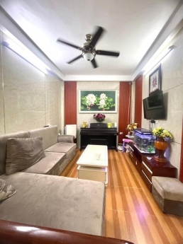 Nhỉnh 4 tỉ. Ô tô đỗ cửa. Ngõ nông. 3 bước ra đường Phạm Văn Đồng. Gần Phố