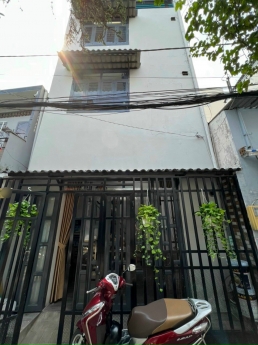 Bán nhanh căn nhà 1 trệt 3 lầu đúc thật SHR đường quang trung .GV