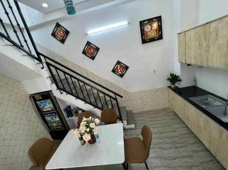 Bán nhanh căn nhà 1 trệt 3 lầu đúc thật SHR đường quang trung .GV