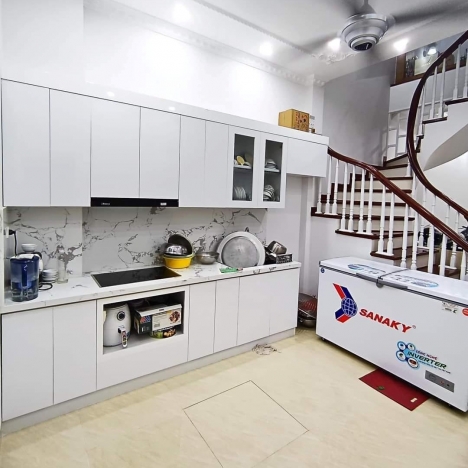 bán nhà phố Trần Quốc Hoàn kinh doanh - ô tô vào nhà 40m2 x 5T MT 3.8mm giá 7.5 tỷ Cầu Giấy