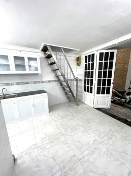 Bán nhà sát đường Nguyễn Văn Cừ, Q1, ngang 4m, 3 tầng đúc, 2,7 tỷ