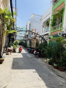 BÁN NHÀMẶT TIỀN  DIÊN HỒNG SÁT CHỢ BÀ CHIỂU  5 TẦNG BTCT- 7 PHÒNG, 7WC - DÒNG TIỀN 20TR/THÁNG.-SỔ