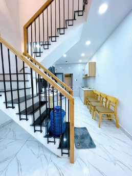 Nhà đẹp Lê văn sỹ, 2 lầu đúc, xe hơi tới nhà, chi 4,5 tỷ