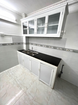 Bán nhà sát đường Nguyễn Văn Cừ, Q1, ngang 4m, 3 tầng đúc, 2,7 tỷ