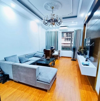 bán nhà phố Trần Quốc Hoàn kinh doanh - ô tô vào nhà 40m2 x 5T MT 3.8mm giá 7.5 tỷ Cầu Giấy