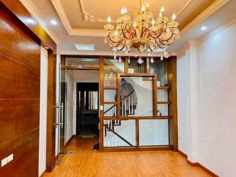 bán nhà phố Trần Quốc Hoàn kinh doanh - ô tô vào nhà 40m2 x 5T MT 3.8mm giá 7.5 tỷ Cầu Giấy