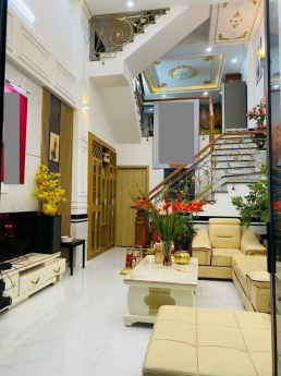 Bán nhà riêng Phạm Văn Đồng, DT 70m2, 5T, MT 4.3m, giá 6.5 tỷ, ô tô vào nhà, kinh doanh, ngõ