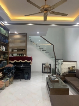 Nhà Ngọc Thụy 40m 5 tầng GẦN HỒ thoáng trước sau, ô tô ĐỖ CỔNG ngày đêm chỉ hơn 3 TỶ