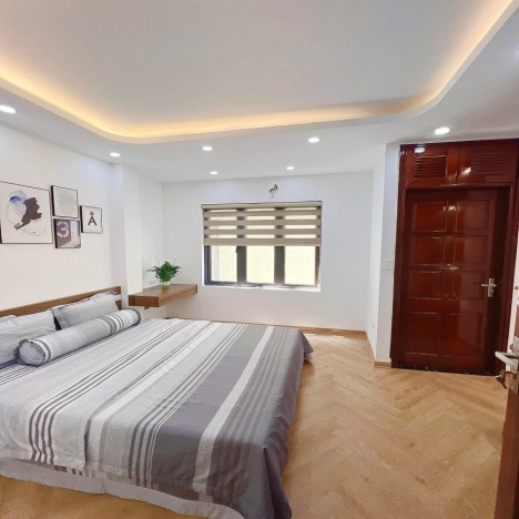 nhà đẹp Nguyễn Khang 44m²xây 5 tầng, mặt tiền 5m giá 5.3 tỷ,sát phố , nhà mới, sổ vuông, không lỗi